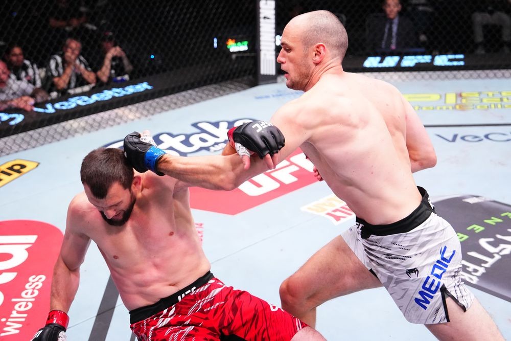 Uros Medic ăn mừng chiến thắng knock-out trước Muslim Salikhov tại UFC Vegas 111
