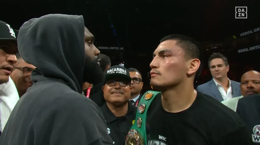 Vergil Ortiz Jr. và Jaron 'Boots' Ennis đối mặt nhau sau trận đấu.