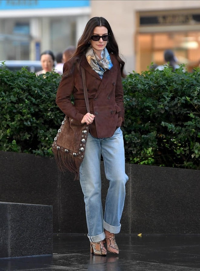 Cô thường hoàn thiện set đồ bằng boots da họa tiết động vật, túi tua rua và khăn lụa