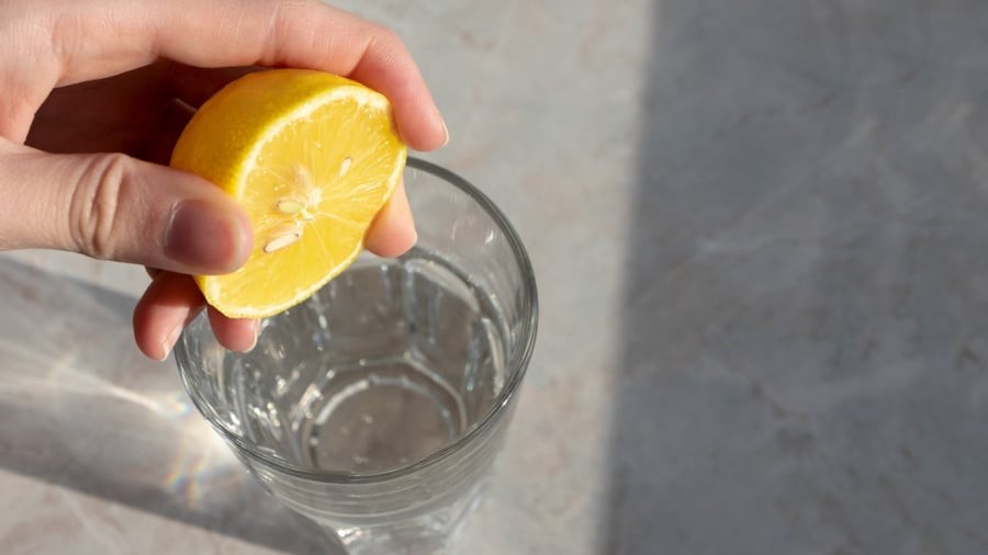 Uống nước chanh mang lại nhiều lợi ích cho sức khỏe, hỗ trợ giảm cân hiệu quả.