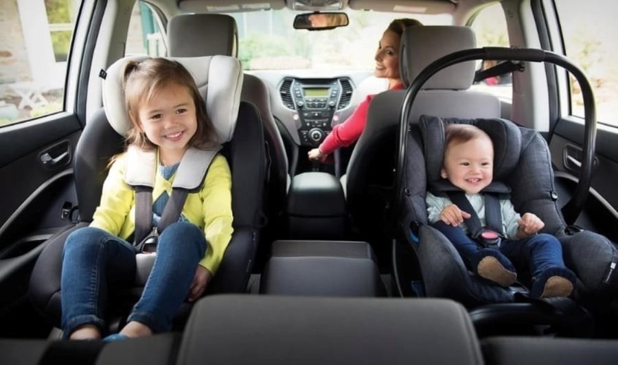 Từ ngày 1/1/2026, chở trẻ em dưới 10 tuổi và có chiều cao dưới 1,35 mét trên xe ô tô người lái xe phải sử dụng hoặc hướng dẫn sử dụng thiết bị an toàn phù hợp cho trẻ em. (Ảnh minh họa)