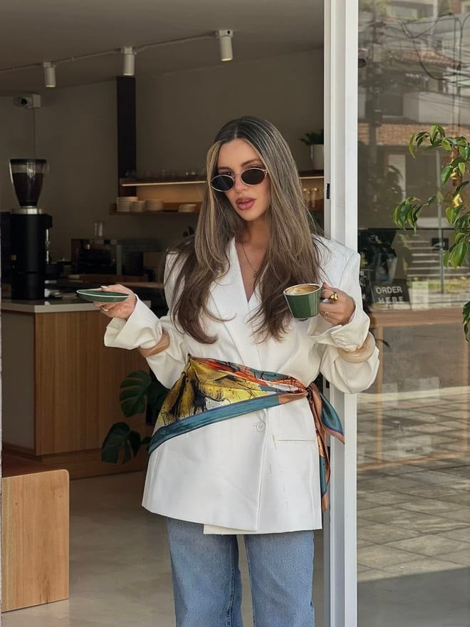 Ở Paris, Milan hay Copenhagen, hình ảnh những cô gái với chiếc áo len buộc nhẹ trước ngực, sơ mi trắng vắt quanh eo hay khăn lụa rực rỡ điểm xuyết trên quần jeans đang phủ sóng