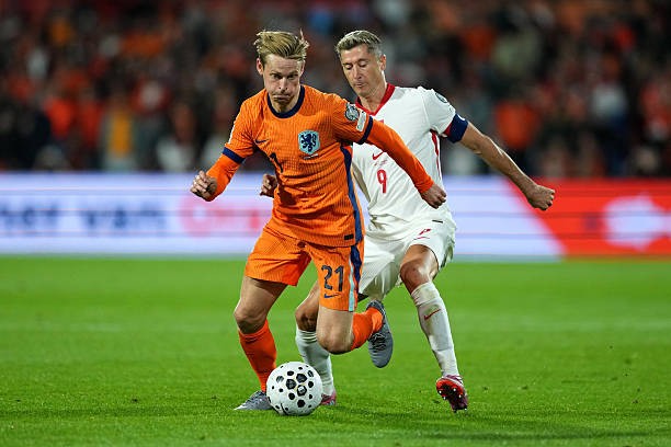 Frenkie De Jong cùng Robert Lewandowski trong màu áo Hà Lan và Ba Lan.