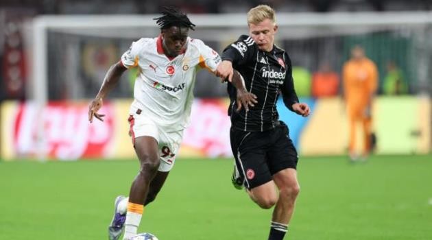 Wilfried Singo lọt vào mắt xanh Quỷ đỏ.