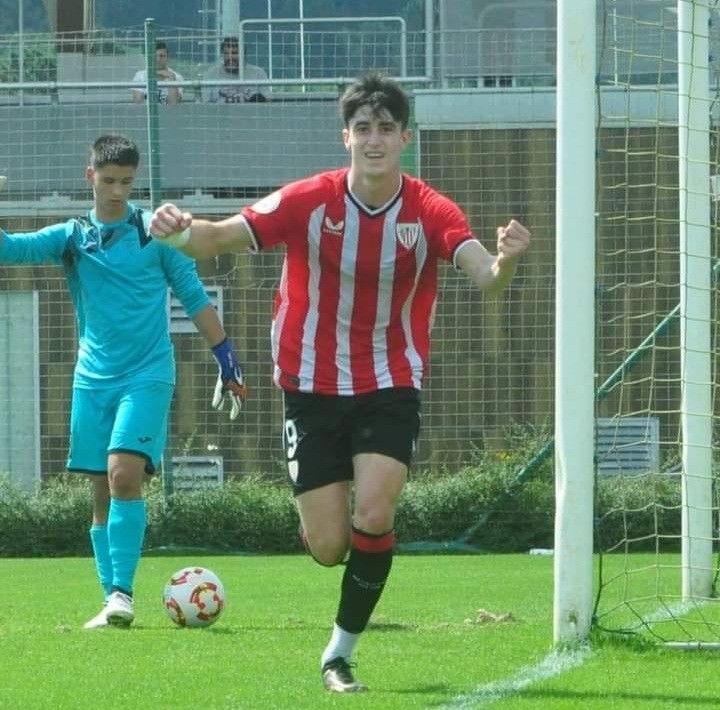 Anh sớm cho thấy sự nổi bật ở cấp độ trẻ.