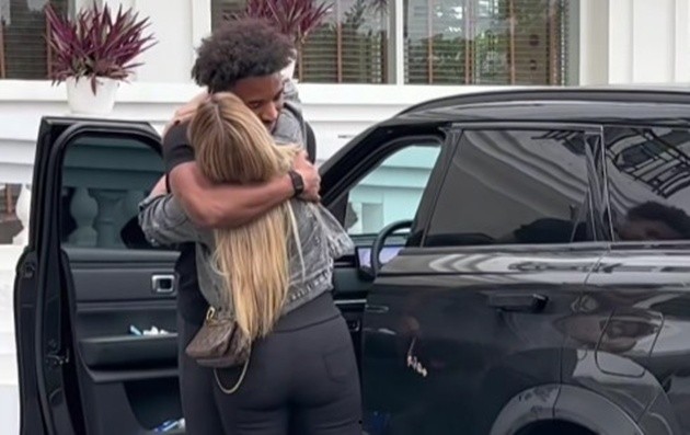 Vợ Nguyễn Xuân Son tháp tùng chồng đến điểm hội quân của tuyển Việt Nam. Ảnh chụp màn hình.