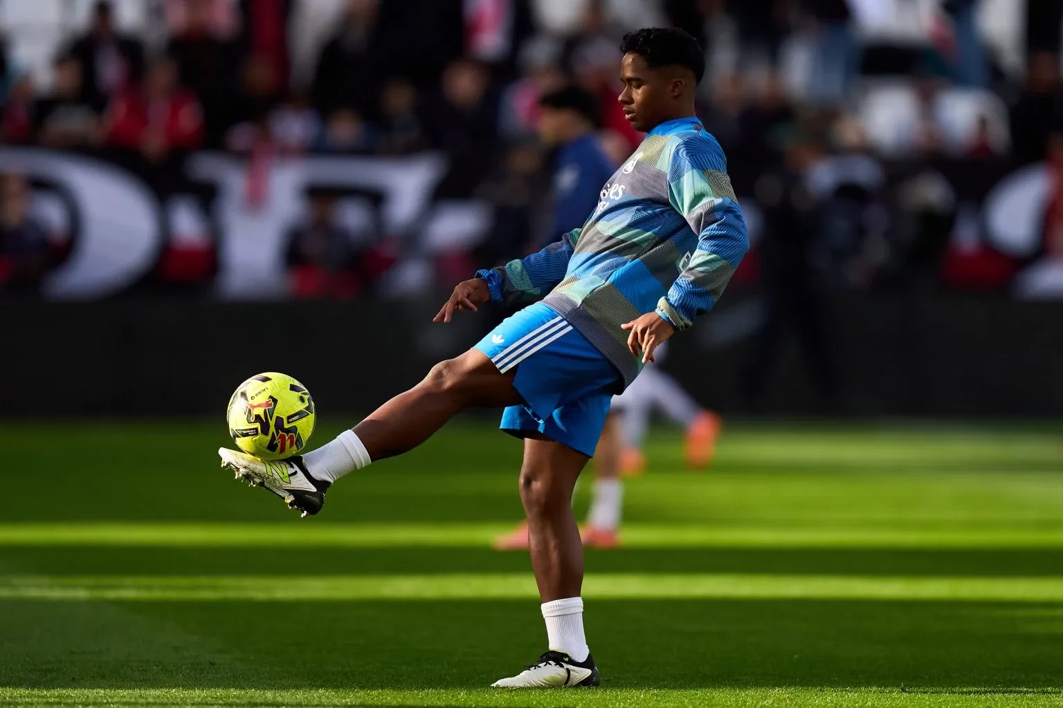 Endrick trên đường rời khỏi Bernabeu. 