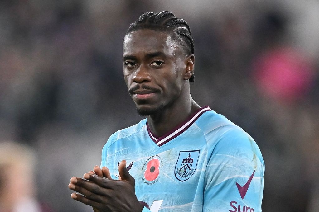 Tuanzebe đã kiện MU.