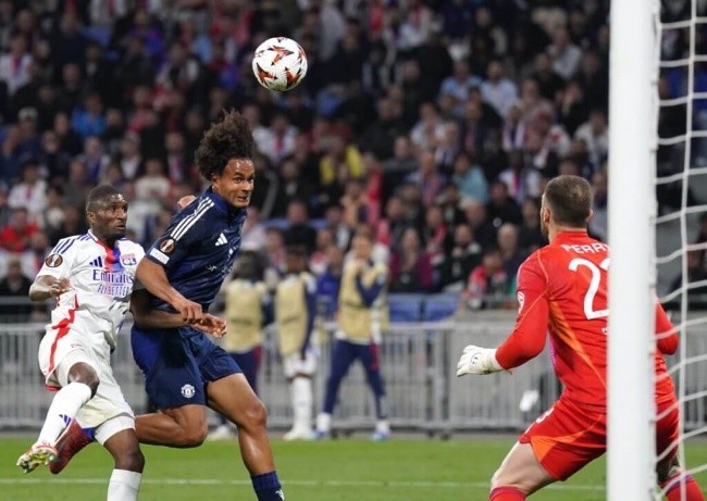 Amorim nên cân nhắc sử dụng Zirkzee.