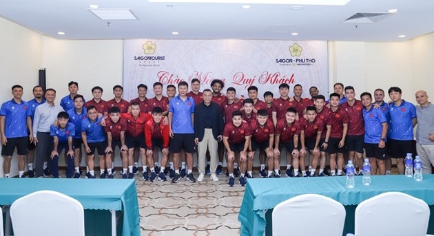 Ông Trần Quốc Tuấn động viên đội tuyển Việt Nam.