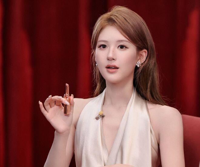  Dù thường xuyên làm việc với cường độ cao, phải trang điểm đậm suốt nhiều giờ liền, gương mặt của cô vẫn giữ được vẻ tươi sáng