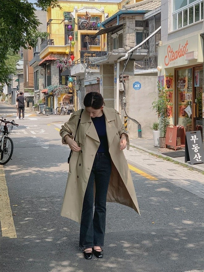 Kiểu áo dài, thắt eo nhẹ và bay bổng trong gió này luôn gợi lên nét thanh lịch kiểu châu Âu.