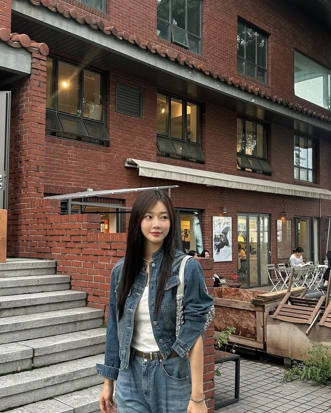 Nếu blazer đại diện cho sự tinh tế còn áo da biểu trưng cho phong cách mạnh mẽ, thì áo khoác jean cổ tàu lại mang đến vẻ trẻ trung và độc đáo.