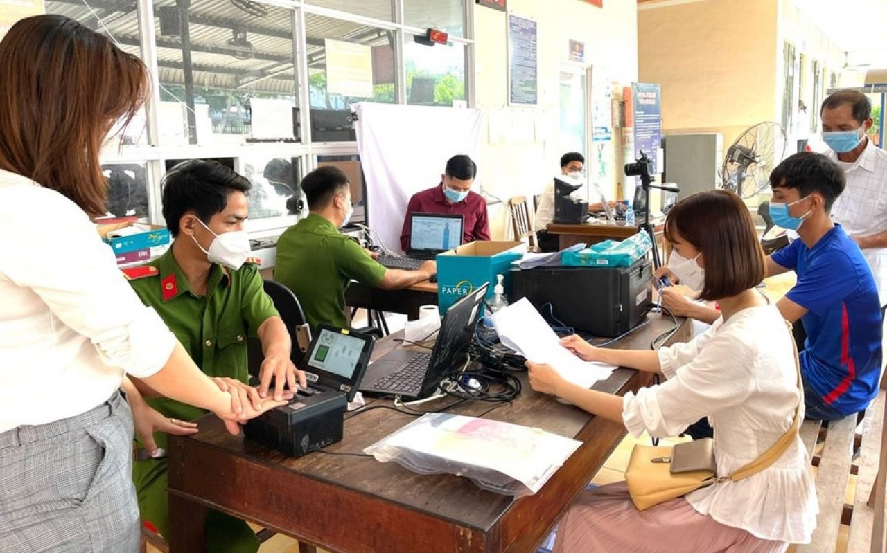 Chiếm đoạt, sử dụng trái phép thẻ căn cước sẽ bị phạt đến 4 triệu đồng từ ngày 15/12/2025. (Ảnh minh họa)