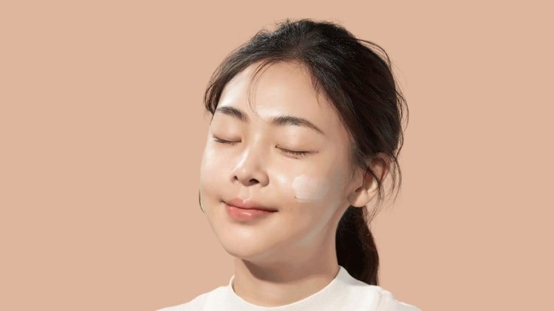 Khi da khô và thiếu ẩm, khả năng chống lại tác hại của tia UVA càng giảm, khiến nếp nhăn và tình trạng da xỉn màu