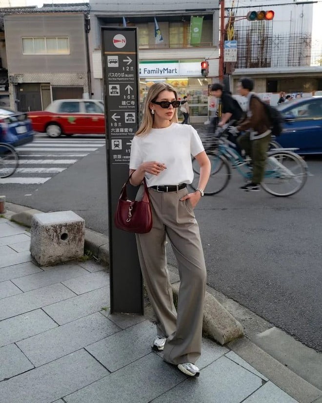 Với phụ nữ ở độ tuổi 40, những chiếc quần cạp cao là “vũ khí” giúp vóc dáng cân đối hơn, đồng thời tạo hiệu ứng chân dài hơn thực tế.