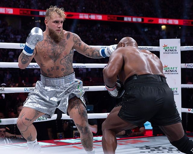 Jake Paul trong trận đấu với Mike Tyson