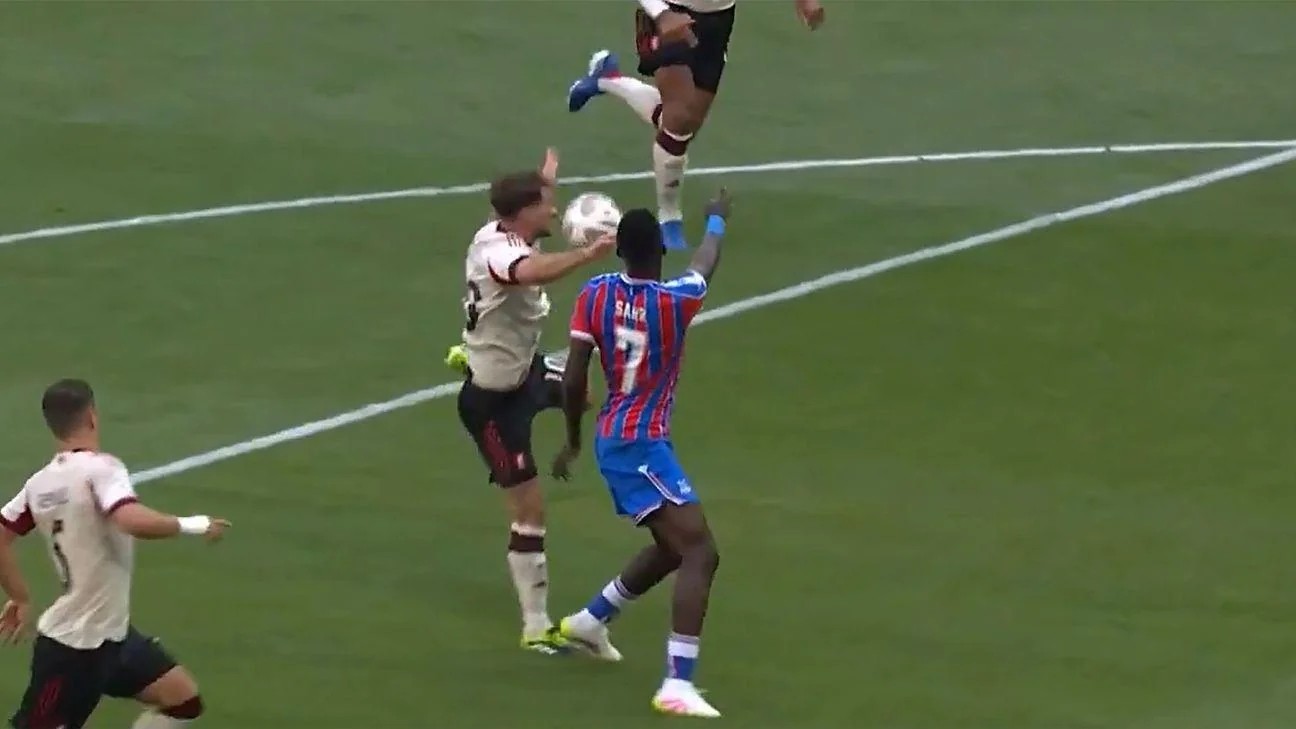 Không phải tình huống bóng chạm tay nào cũng thổi phạt đền.