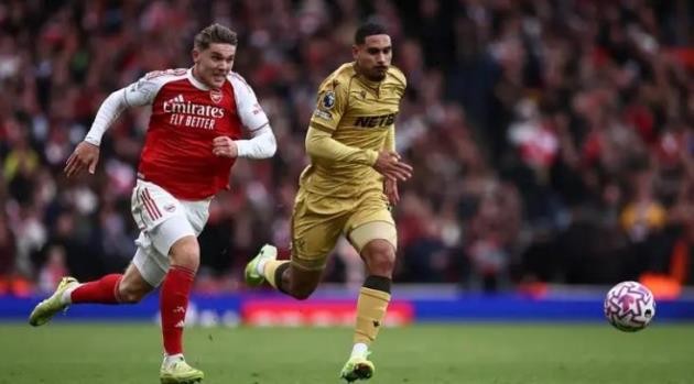 Arsenal trở nên nguy hiểm với những pha chọc khe.