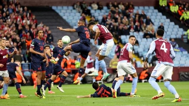 Watkins ghi bàn trước Lille