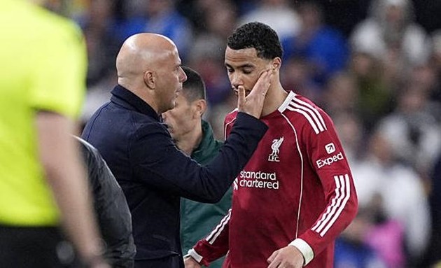 Arne Slot phải tìm cách kết hợp Hugo Ekitike và Alexander Isak.