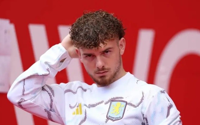 Elliott không thể cạnh tranh suất đá chính tại Aston Villa.