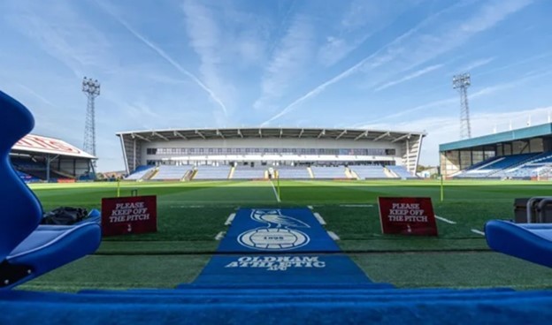 Oldham và Angel gắn kết lẫn nhau, một đội bóng đoàn kết vì nỗi đau. 