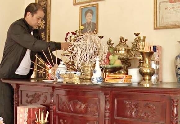 Nhiều người nghĩ bát hương càng đầy càng nhiều lộc.