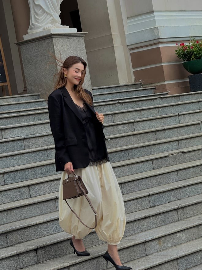 Thay vì chọn những gam màu nổi bật, họ ưu ái blazer mang tông trung tính như be, kem, ghi hoặc đen 