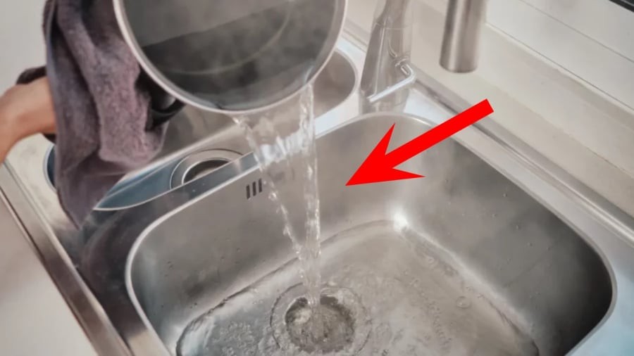 Thường xuyên đổ nước nóng vào bồn rửa bát có thể làm hỏng đường ống thoát nước.