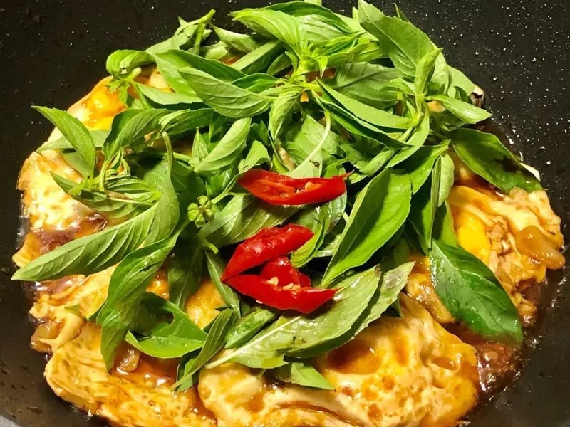 Món trứng rim húng quế kiểu Thái