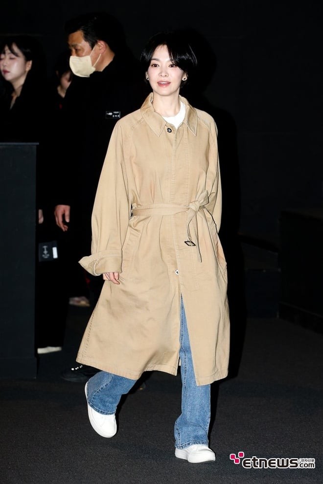 Giày thể thao không chỉ dành cho vận động mà còn là lựa chọn lý tưởng cho mùa đông nhờ sự tiện dụng và khả năng giữ ấm tốt. 