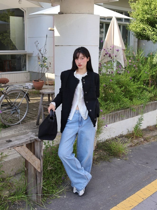 Jeans xanh là món đồ không thể thiếu trong tủ quần áo của mọi cô gái. 