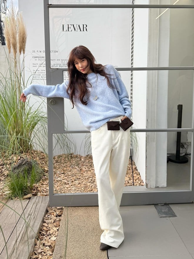  Đây là item giúp “nâng cấp” phong cách tức thì, khiến người mặc trông sáng sủa và tinh tế hơn.