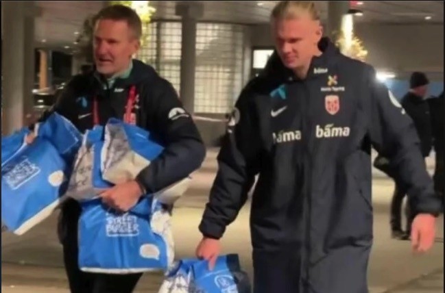 Haaland xuất hiện bên cạnh những túi bánh hamburger.