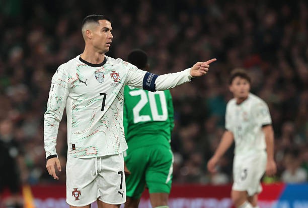 Cristiano Ronaldo nhận thẻ đỏ trong trận đấu với CH Ireland.