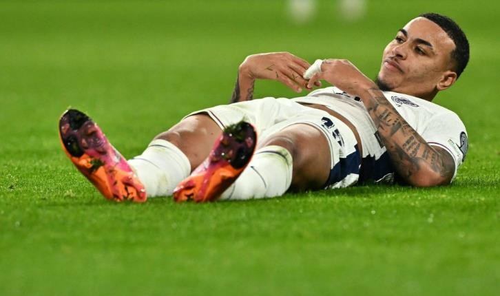 Rogers ngã xuống dưới cơn mưa nặng hạt.