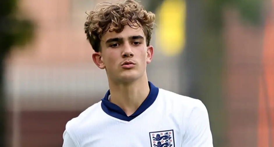 Dowman có thể được đôn lên U21 tuyển Anh.