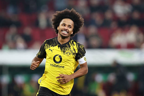 Adeyemi đang được liên kết mạnh mẽ với Man Utd. 