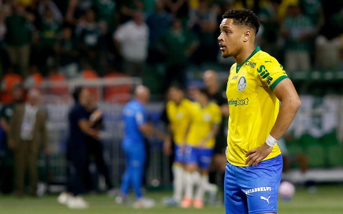 Vitor Roque vướng vào tranh cãi vì một bài đăng trên mạng xã hội.