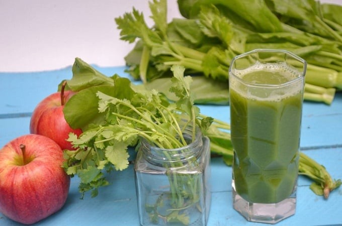 Sử dụng rau mùi dưới dạng nước uống là cách đưa dưỡng chất hấp thụ nhanh, cho hiệu quả rõ rệt chỉ sau vài ngày.