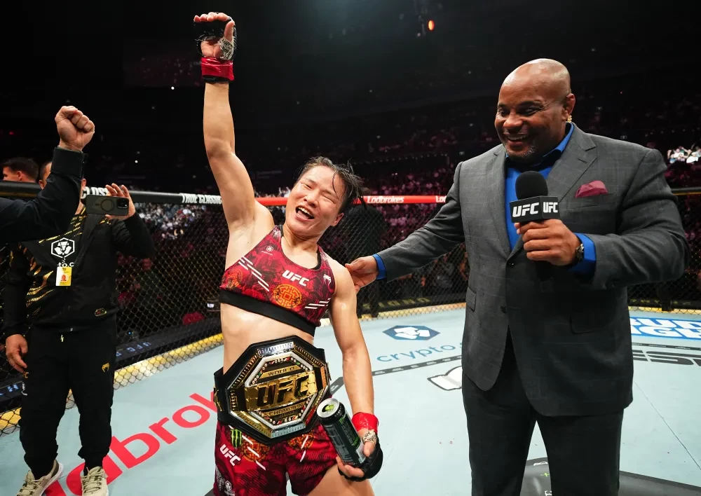 Trương Vĩ Lệ ăn mừng chiến thắng tại UFC 312