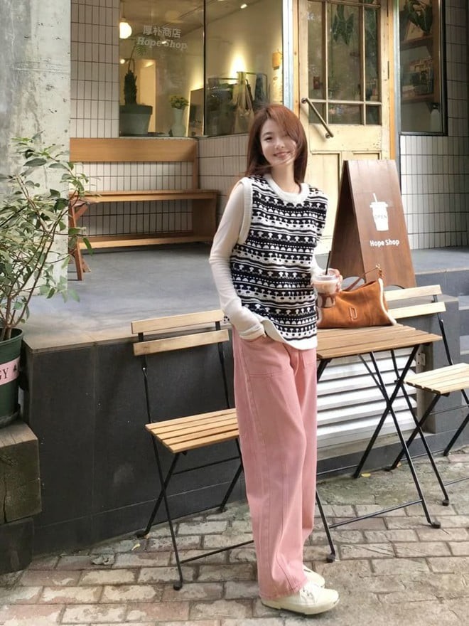 Sau nhiều năm vắng bóng, áo gile len đã trở lại và trở thành xu hướng được yêu thích trong phong cách thời trang Hàn Quốc. 