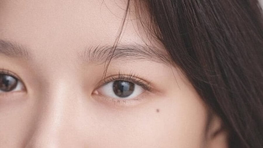 Nếu con gái có nốt ruồi ở đuôi mắt thì chuyện tình cảm sẽ không thuận lợi. (Ảnh minh họa)