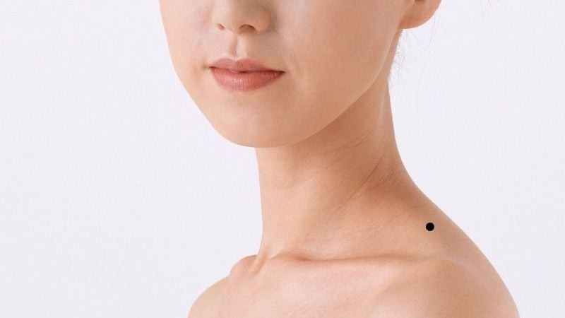 Bất kể nam nữ, nếu có nốt ruồi tại vị trí này thì nên thận trọng về vấn đề tiền bạc. (Ảnh minh họa)