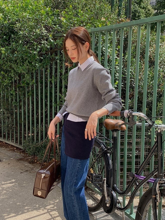 Khi đi làm hoặc dạo phố, chỉ cần thêm một chiếc túi nhỏ và đôi sneaker trắng, bạn đã có ngay outfit vừa đơn giản vừa cuốn hút.