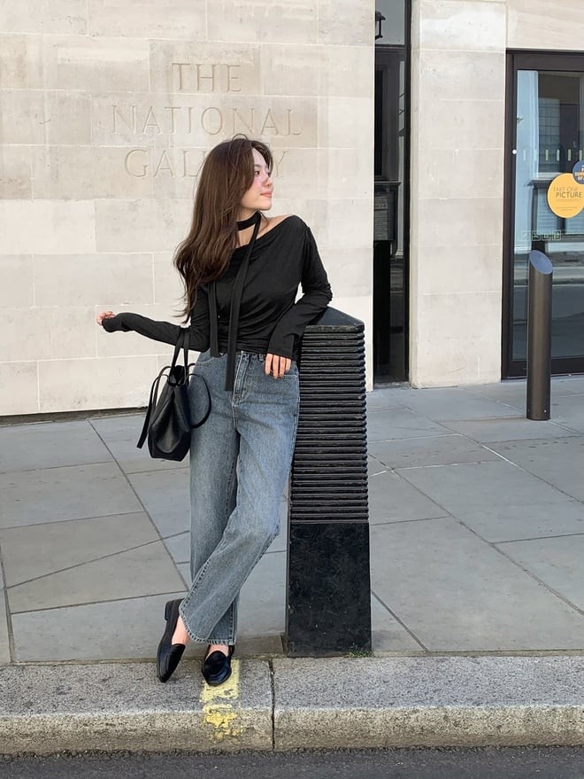  Áo len mỏng cổ tròn hoặc cổ tim khi đi cùng quần jeans ống loe sẽ tạo cảm giác mềm mại, nữ tính