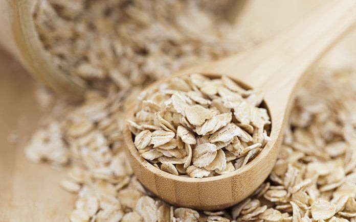 Hỗn hợp yến mạch cán trộn cùng nước hoặc sữa hạnh nhân có thể giúp làm dịu da đáng kể.