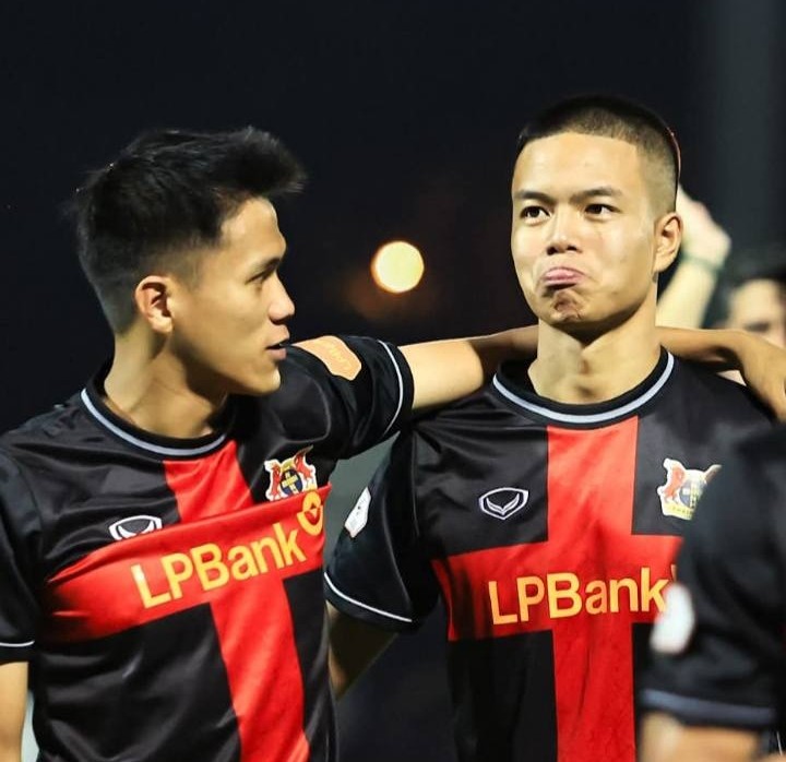 Trần Thành Trung nhận lời khen từ HLV Gerard Albadalejo. Ảnh: Ninh Bình FC.