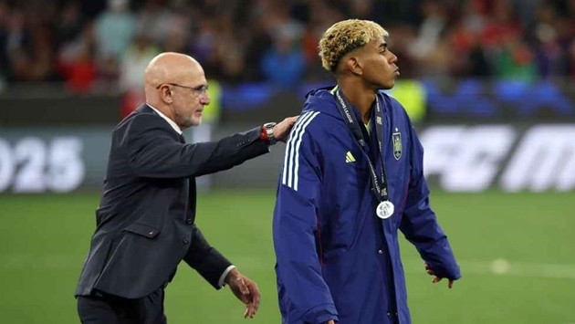 Luis de la Fuente bác bỏ những bất đồng với Barcelona.